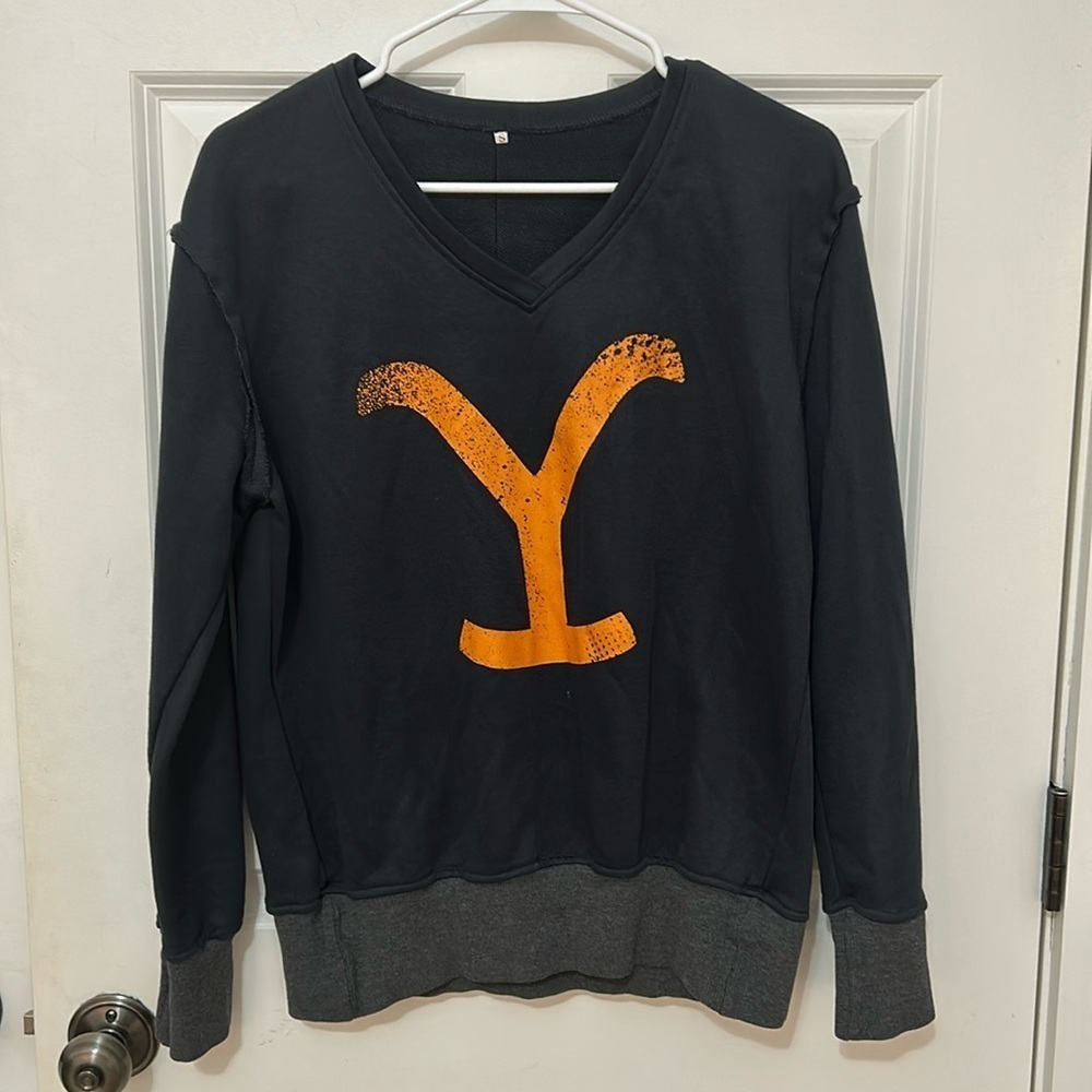 Yellowstone sweatshirt black and gray white shirt size small